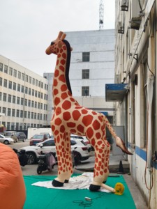 Décoration <span class=keywords><strong>de</strong></span> divertissement : Sculpture animale gonflable géante personnalisée en forme <span class=keywords><strong>de</strong></span> <span class=keywords><strong>girafe</strong></span> pour exposition - Product Image 5