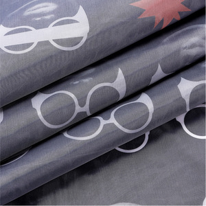 Cape de coiffure Playboy noire imprimée avec lunettes, outil de coiffure anti-adhésif pour salon de coiffure - Product Image 5