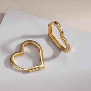 Pendientes de aro chapados en oro con forma de corazón, diseño minimalista, regalo para mujer - Product Image 2