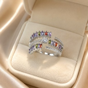 Anillo Abierto de Tres Filas Colorido con Detalle Brillante, Diseño Elegante, Accesorios de Moda para Mujer - Product Image 1