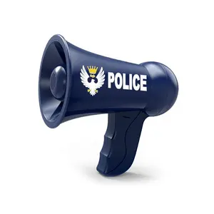 万圣节假装玩警察的扩音器，为孩子们提供警笛声