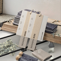 Étiquettes suspendues personnalisées en PVC gaufré, écologiques, avec logos sérigraphiés pour vêtements, sacs et chaussures, vente en gros, formes personnalisées