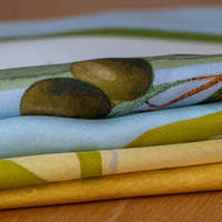 Foulard carré en soie imprimé motif pique-nique à vélo campagne française, style aquarelle vintage, citron et branche d'olivier