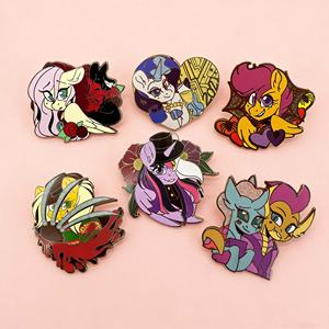 थोक सस्ती कीमत कस्टम प्यारा ज्जक कार्टून ब्लैक प्लेटिंग धातु हार्ड एनमेल रेशम स्क्रीन - Product Image 3