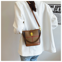 Großhandel Niedliche Karierte Bucket Bag aus PU-Leder mit Kurzem Griff und Langem Riemen in Khaki für Frauen, Alltag, Arbeit, Reisen und als Geschenk