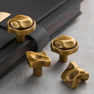 Maniglia Vintage Rotonda in Ottone Anticato Qiansi HK0574 per Armadi, Cassetti, Porte di Cucina, Camera da Letto e Bagno - Product Image 2