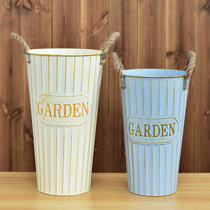 Ensemble de 2 seaux métalliques de jardin, pot de fleurs en fer à rayures verticales, style shabby chic, décoratif pour l'extérieur - Product Image 1