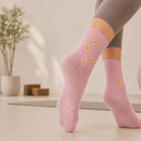 Chaussettes de yoga et de Pilates pour femmes avec logo personnalisé, antidérapantes, mi-mollet, tricotées, séchage rapide, respirantes, pour la positionnement corporel, sur commande