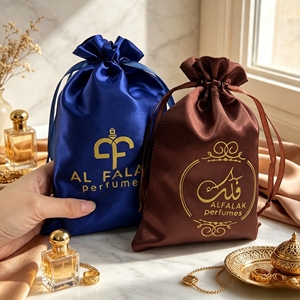 Pochette en satin bleu royal de luxe avec cordon de serrage, logo imprimé or personnalisé, sac de rangement en satin pour flacon de parfum, emballage cadeau pour parfum. - Product Image 1