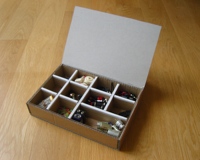 Boîte d'expédition en carton ondulé durable avec inserts en carton, lamination mate en mousse, gaufrage, emballage kraft recyclable, taille personnalisée