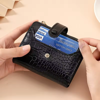 Dompet Wanita Fashion dari Kulit PU dengan Banyak Slot Kartu dan Penutup Kancing untuk Kartu Kredit.