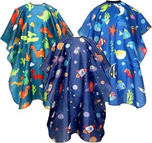 Logo personnalisé enfants coupe <span class=keywords><strong>Cape</strong></span> voitures mignonnes motif barbier coupe <span class=keywords><strong>de</strong></span> cheveux <span class=keywords><strong>Cape</strong></span> couverture pour enfants, bébés, tout-petits, garçons - Product Image 1