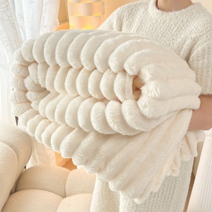 Bon marché, vente en gros, <span class=keywords><strong>couverture</strong></span> en molleton épais à rayures jacquard, <span class=keywords><strong>fausse</strong></span> <span class=keywords><strong>fourrure</strong></span> de lapin, <span class=keywords><strong>couverture</strong></span> en flanelle douce au toucher - Product Image 3