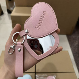 SAIYII Specchietto Tascabile Più Venduto <span class=keywords><strong>a</strong></span> Forma di <span class=keywords><strong>Cuore</strong></span> in Pelle PU Rosa con Basso MOQ e Logo Personalizzato, <span class=keywords><strong>Specchio</strong></span> Portachiavi Portatile per Trucco da Viaggio - Product Image 1