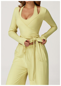 Ensemble décontracté 2 pièces pour femme, jaune clair rayé, haut sans manches à col halter, pantalon court à jambes larges, respirant, en polyester tricoté - Product Image 5