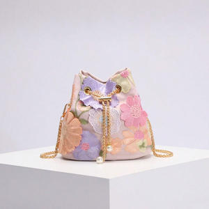 กระเป๋าทรงถังสไตล์เรโทรใหม่สำหรับผู้หญิง พร้อมงานฝีมือคุณภาพสูง ตกแต่งด้วยลายปักดอกไม้แบบตาข่าย ประดับเลื่อม และสายสะพายโซ่ - Product Image 3