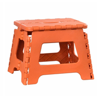 Tabouret pliable pour enfants en plastique durable et pratique pour la maison et l'extérieur, surface antidérapante, avec poignée de transport