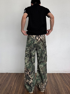 Pantalones Vaqueros Cargo de Pierna Ancha con Estampado de Camuflaje Vintage para Hombre, Corte Holgado con Bolsillos - Product Image 1