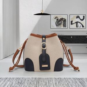 Bolso de piel sintética con recortes tallados estilo vintage para mujer con forro de cordón, bandolera informal para viajes. - Product Image 3