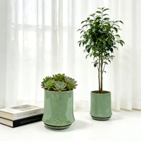 Petit pot de fleurs en céramique vert émeraude au design moderne avec finition émaillée, base cylindrique durable pour une utilisation à la maison ou au jardin