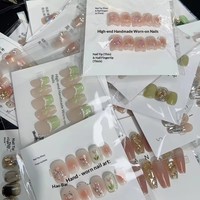 Faux ongles français faits main uniques, couvrants et amovibles ; longueurs courtes et moyennes, motifs aléatoires