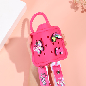 Bolso cruzado de silicona color <span class=keywords><strong>fucsia</strong></span> con diseño de mariposa, orificios para dijes DIY, correa ajustable y asa para adornos. - Product Image 3