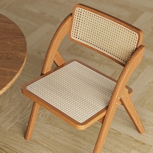 Asientos sencillos para restaurante de estilo japonés con sillas hechas a medida con paneles decorativos de colores y respaldos de madera maciza - Product Image 1