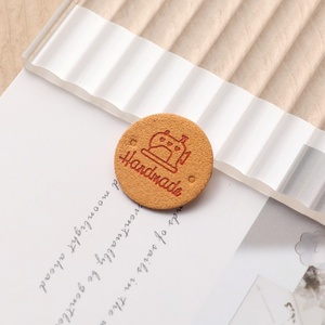 Étiquettes rondes en daim floqué personnalisées en cuir PU avec logo en relief, patchs à coudre pour vêtements et accessoires - Product Image 4