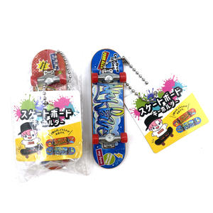 Logo de marque personnalisé coloré <span class=keywords><strong>Mini</strong></span> <span class=keywords><strong>Skate</strong></span> Boards porte-clés <span class=keywords><strong>jouet</strong></span> ensemble métal <span class=keywords><strong>doigt</strong></span> Skateboard porte-clés - Product Image 3