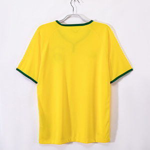 Camiseta de Fútbol Retro Clásica de Brasil 2014 al por Mayor, de Alta Calidad, Personalizable con Número y Escudo para Fanáticos, Transpirable, de Manga Corta con Transferencia Térmica - Product Image 3