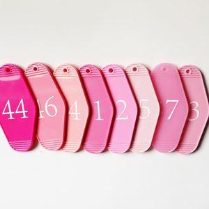 Porte-clés personnalisé en acrylique souple avec logo couleur, motif dessin animé imprimé par gravure, style rétro vintage pour chambre de motel ou hôtel - Product Image 5