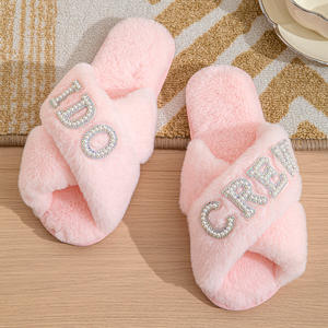 ¡Novedad de 2025! Zapatillas de felpa cruzadas con letras de perlas, bonitas zapatillas cálidas de felpa para mujer, Zapatillas de algodón para el hogar para interiores de invierno, estilo Ins - Product Image 3