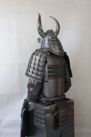 Armure complète de samouraï Yoroi sculptée en fer 3D noir mat, avec casque Maedate Kabuto et masque Menpo, thème traditionnel/moderne, pour adulte