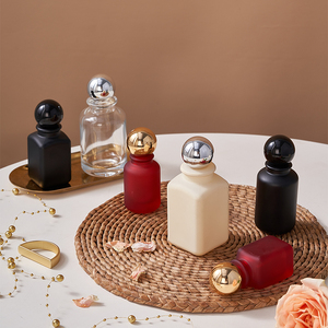 Botellas redondas hermosas de lujo personalizadas a precio de mercado perfumes esmerilados con tapa de bola dorada - Product Image 4