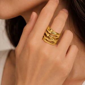 แหวนวงกว้างสแตนเลสสตีลชุบทอง 14K แบบสุญญากาศ ดีไซน์ฉลุลายสีทองและสีเงิน - Product Image 5