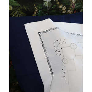 Drap en lin antique Pietrochianese avec broderie ajourée, draps plats et housses de matelas élégants - Product Image 3