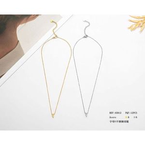 Collana con Ciondolo a Lettera V in Acciaio Inossidabile Acero, 20 Pollici, Placcata Oro, Stile Classico Unisex per Uso Quotidiano - Product Image 1
