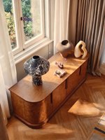 Buffet incurvé en bois massif style artisanal American Vintage, meuble TV design pour salon et mobilier de maison