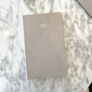 Carnet de notes en cuir vegan gris pierre avec autocollants pour la tenue d'un journal, fournitures de journalisation, carnet ligné vierge, planificateur de bureau personnalisé avec monogramme - Product Image 3