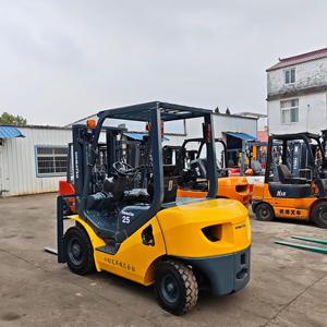 Montacargas Komatsu FD25 de Segunda Mano, Capacidad de 2.5 Toneladas, Diseño Japonés Original, Motor Diésel, Mástil de Dos Etapas, Neumáticos Sólidos - Product Image 4