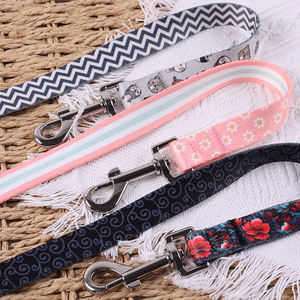 Productos para mascotas sin tirones, Correa larga con estampado de poliéster ajustable de tres patrones con accesorios de Metal para razas de perros pequeños y medianos - Product Image 5