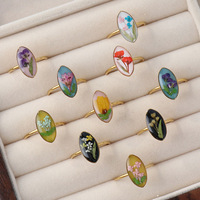 Bague ajustable en acier inoxydable plaqué or avec fleur naturelle pressée et résine ovale