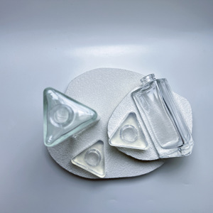 도매 30ml 45ml 투명 플랫형 빈 유리 리필 가능 향수병 고급 삼각형 크리스탈 캡 포함 향수 포장용 - Product Image 5