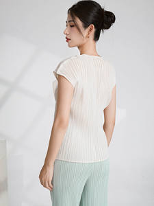 Camiseta Ecológica Comprimida de Manga Corta para Mujer, Cuello Alto, Moda de Alta Gama, Estilo Miyake Plisado, Secado Rápido - Product Image 4