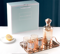Carafe en verre coloré artisanal avec couvercle