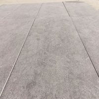 Dalles et carreaux de pierre calcaire grise moderne, découpés à la machine et polis, pour revêtements de sol et murs, pour la décoration intérieure/extérieure des hôtels