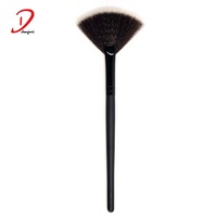 Pinceau de maquillage en forme d'éventail avec manche en bois et poils synthétiques pour le visage