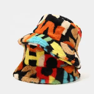כובע דייג מלאכותי פרווה מותאם אישית פלאפי מטושטש חם כובע חורף הדפס מכתבים צבעוניים כובע דלי קטיפה עבה לנשים גברים בני נוער