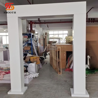 Standing backdrop pernikahan tema putih halus dari akrilik, penyangga lengkung pernikahan, properti stand lengkung