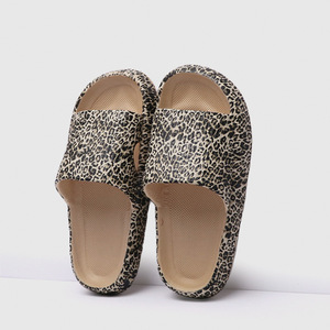 Chaussons élégants et décontractés pour femmes - Nouvelles chaussures plates d'été pour l'extérieur - Chaussures à enfiler de grande taille pour tous les jours - Respirantes et antidérapantes en PVC - Product Image 3